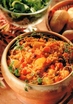 Ananas-riisicurryä kulhossa tarjoiluvalmiina