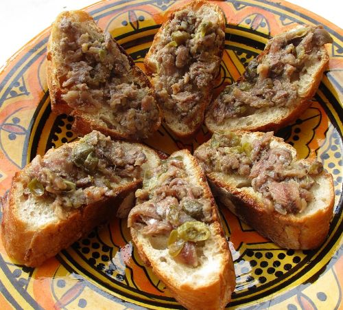 Anchoyadea leipien päällysteenä