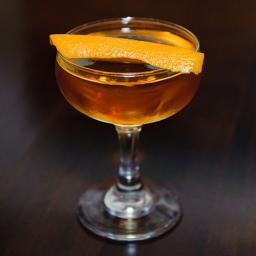 Angel's Face cocktail lasissa jääpalojen kanssa