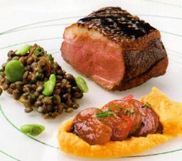 Ankanrintaa linssihöystön ja porkkanapyreen kanssa lautasella