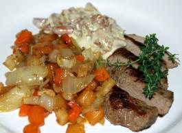 Antiloopinpihvit kantarellikastikkeen ja hunaja-uunijuuresten kera lautasella