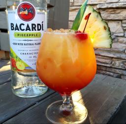 Appelsiinibacardi lasissa appelsiiniviipaleella