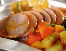 Appelsiinikalkkuna ja rosmariinijuurekset tarjoiltuna