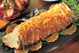 Appelsiinimarinoitu possunfilee tarjoilualustalla