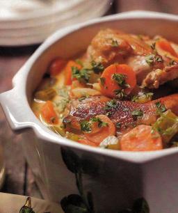 Appelsiinisorsapataa lautasella