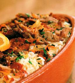 Arroz de Pato à Moda de Braga-riisiä ankan ja makkaroiden kanssa vuoassa