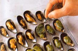 Simpukoiden asettaminen merisuolapedille