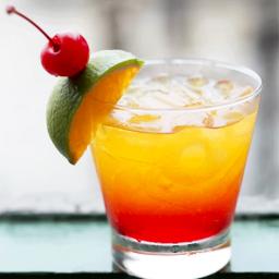 Auringonlasku lasissa, värikäs drinkki