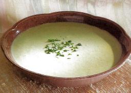 Avokado-sipulikeittoa lautasella