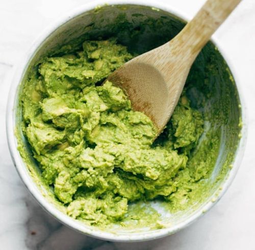 Avokadodippi valmiina tarjottavaksi