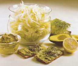 Avokadotahnasalaatti kulhossa tarjoiluvalmiina