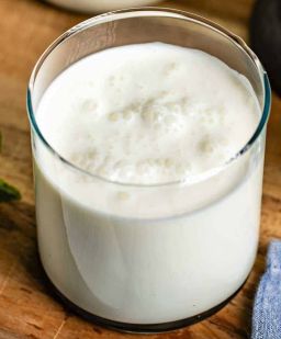 Ayran, vilvoittava jogurttijuoma hellepäivänä