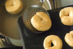 Bagelit kypsinä ja tarjoiluvalmiina