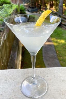 Balalaika cocktail cocktaillasissa appelsiiniviipaleella koristeltuna