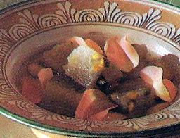 Balouza-vanukas ja appelsiinikastike lautasella