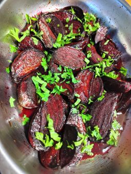 Balsamico-glaseeratut uunipunajuuret kulhossa