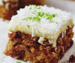 Banaani-kookoskakku tarjoiluvalmiina