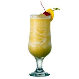 Banaanidaiquiri lasissa jossa banaaniviipale ja kirsikka