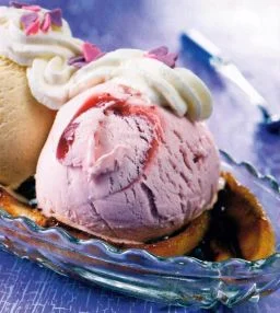 Banana split, karamellisoidut banaanit, jäätelö, kermavaahto ja strösselit