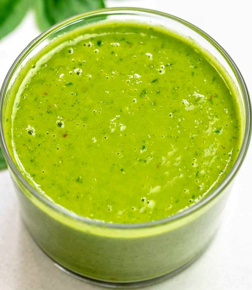 Basilikavinegrettiä kulhossa