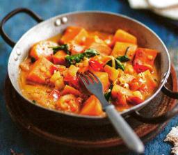 Bataatti-pinaatticurry kulhossa syötävän valmiina