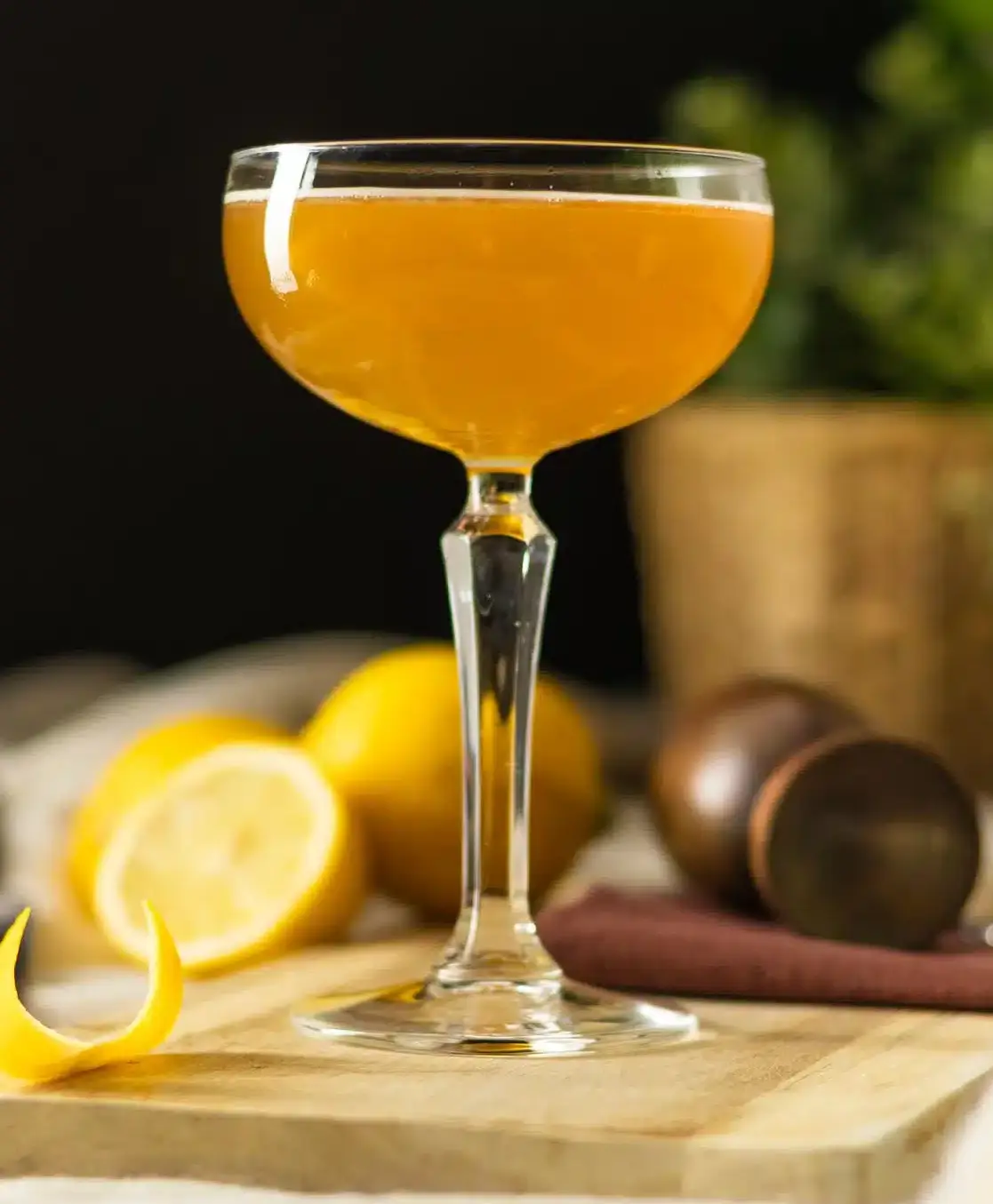 Between the Sheets -cocktail, konjakkipohjainen drinkki sitruuna- ja appelsiiniliköörillä