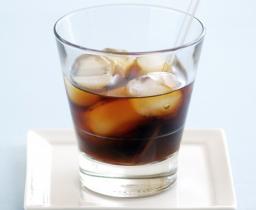 Black Russian cocktail on the rocks -lasissa jäiden kera