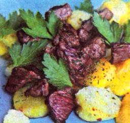 Boeuf Lyonnaise serverad på tallriken