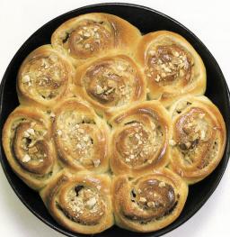 Omenainen bostonkakku tarjoilualustalla