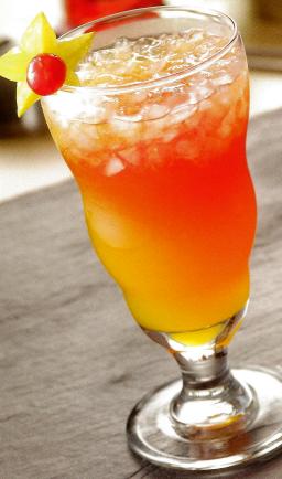 Brazilian Sunrise cocktail korkeassa lasissa, grenadiinilla värjätty pinta