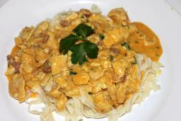 Broileri-juustokastike tagliatelle-pastan kera Broileri-juustokastike tagliatelle-pastan kera lautasella