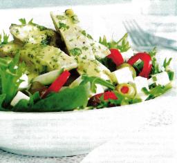 Broileri-paprikasalaatti kulhossa