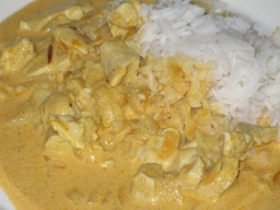 Broileri Kormaa keitetyn riisin kera lautasella