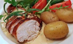 Kyckling med dragonpepparsås serverad