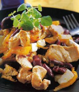 Broileriwokki fetajuustolla lautasella