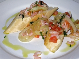 Bruschetta marinoitujen katkarapujen kera lautasella