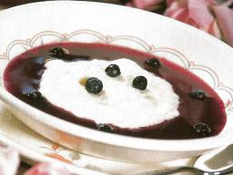 Bubert eli kuohkea mannapuuro lautasella