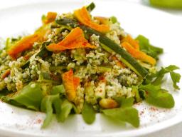 Bulgursalaatti kesäkurpitsan kukkien kera lautasella