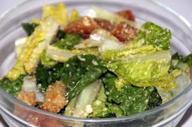 Caesarsalaattia kulhollinen