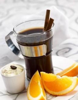 Café Brûlot – mausteinen kahvijuoma sitruksen kuorella ja konjakilla