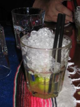 Caipiroska cocktail vodkasta, limestä ja sokerista