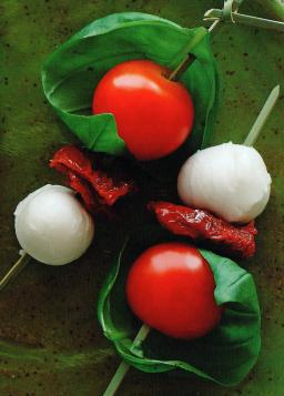 Caprilainen cocktail tarjoiluvalmiina