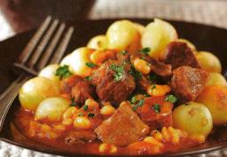 Cassoulet lautasella tarjoiluvalmiina