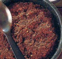Ceylonilaista curryjauhetta kulhossa