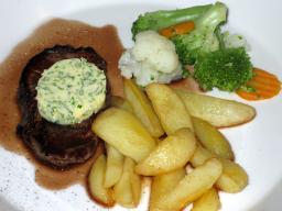 Chateaubriand lohkoperunoiden kanssa lautasella