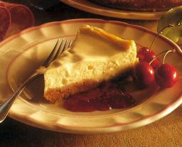 Krämig cheesecake på digestivebotten, toppad med crème fraiche och citron