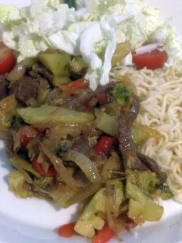 Chilihärkää ja munanuudeleita tarjolla