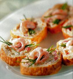 Chilinen katkarapu-munakasrulla tarjoilualustalla