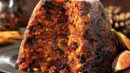 Christmas pudding tarjoilualustalla