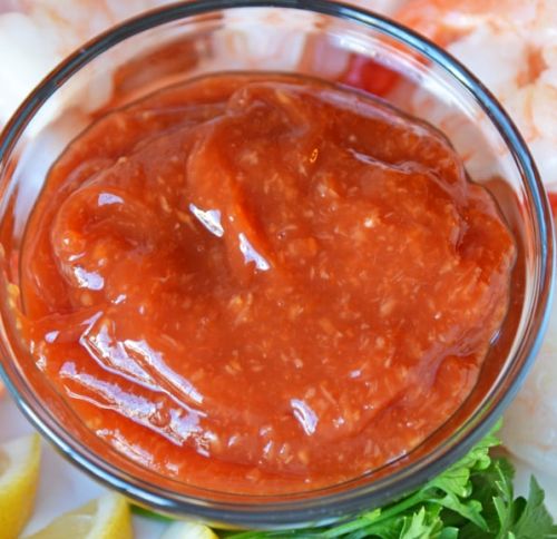 Cocktail sauce kulhossa tarjoiluvalmiina